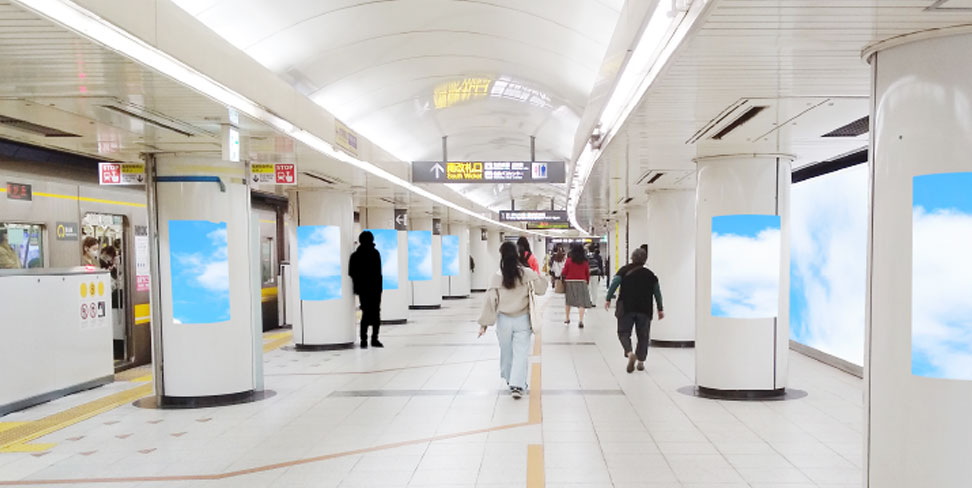 駅構内の広告