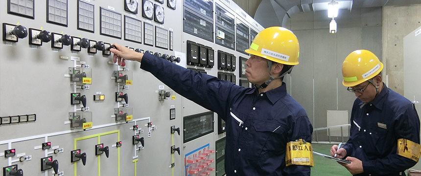 整備部変電機器課男性社員のイメージ